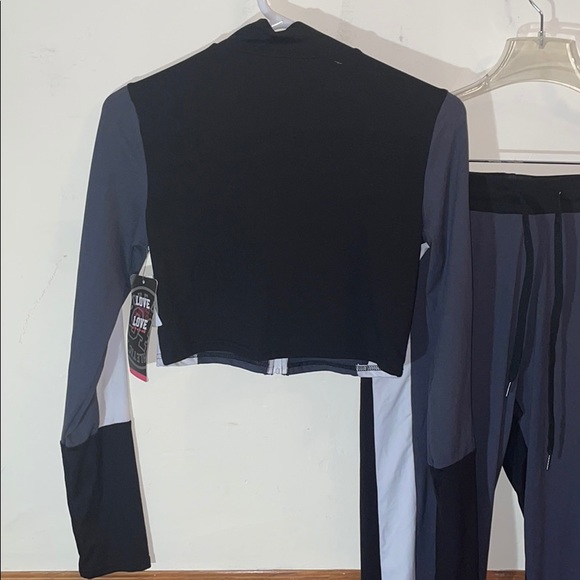 NEW-Black,White&Grey 2-Piece Sweatsuit Outfit! - Picture 8 of 14